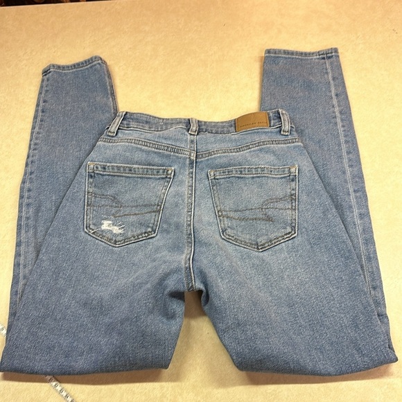 American Eagle Mom Jean Stretch Skinny Leg Distressed in One Area 000 Reg - Picture 3 of 10